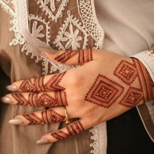What are a few types of Mehndi designs