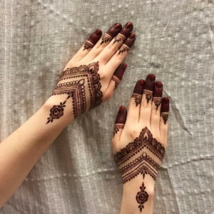 This Mehndi design will make your Karwa Chauth special This Mehndi design will make your Karva Chauth special! Here's the easiest way to apply it in your hands Bhaskar Hindi