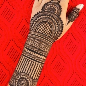 Book Best Professional Mehndi Artists Starting Upto Off on all Package