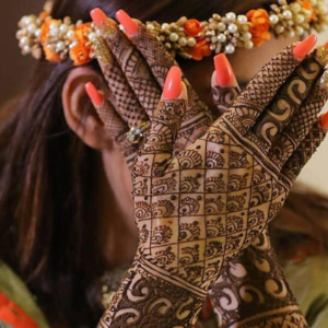 वट सावित्री के दिन हाथों पर सजाएं 'साजन के नाम की मेहंदी  खूबसूरती में लग जाएंगे चार चांद vat savitri vrat 2022 mehndi designs henna hd photos anjsh