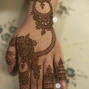 What is a simple Mehndi design for the front hand