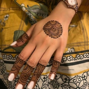 Mehndi Design for Bride Sister in Hind दुल्हन की बहन के हाथों में खूब जंचेंगे मेहंदी के ये डिजाइन