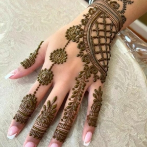 Simple Mehndi Designs Perfect For Minimalist Brides!